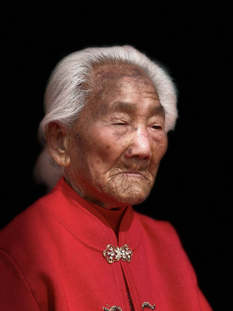 Photo of the old lady (photo of the old lady is real)
